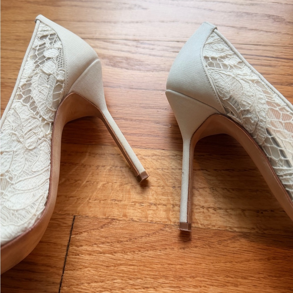 Manolo Blahnik Bride White Lace Pointed Toe Pumps IT 37 / US 7 Bridal Wedding - Picture 4 of 9